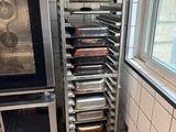 de nombreux plateaux de nourriture posés sur une étagère dans la cuisine