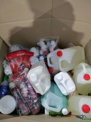une boîte en carton remplie de bouteilles en plastique de différents types