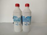 deux bouteilles d'eau posées sur une table