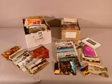 un grand nombre de livres posés sur une table