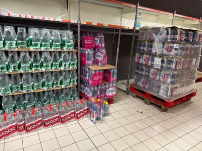 de nombreuses bouteilles d'eau sur les rayons du magasin