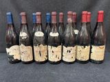 six bouteilles de vin sont alignées dans une rangée