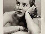 une photo en noir et blanc d'une femme dans une baignoire