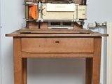 une petite table en bois sur laquelle est posé un tourne-disque