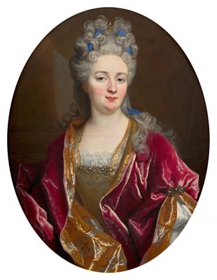 un portrait ovale représentant une femme vêtue d'une robe rouge et d'une robe dorée
