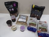 des fruits à coque et d'autres produits alimentaires posés sur une table