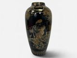 un vase noir orné d'un motif doré