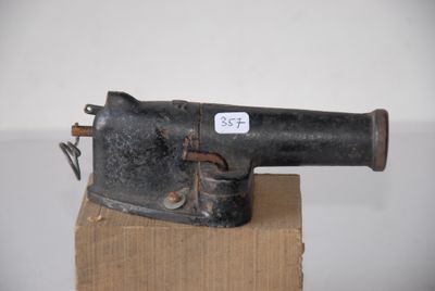 un petit objet noir posé sur une boîte en carton