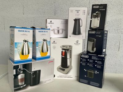 plusieurs cartons contenant des machines à café posés les uns à côté des autres sur une table