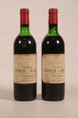 deux bouteilles de vin posées l'une à côté de l'autre sur une surface blanche