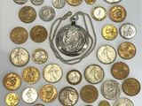 une photo montrant de nombreuses pièces de monnaie posées sur une table