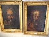 deux tableaux représentant des vieillards barbus, dans des cadres dorés, posés sur une table