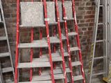 de nombreuses échelles appuyées contre un mur de briques