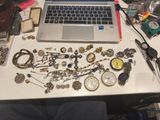 un ordinateur portable posé sur un bureau encombré d'objets divers