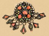 un gros plan sur une broche ornée de diverses breloques