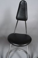 Suite de trois chaises en métal chromé tubulaire, assises et… (photo 3)