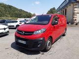 une camionnette rouge garée sur un parking