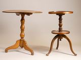 deux tables en bois, dont l'une avec un petit plateau et l'autre sur un pied