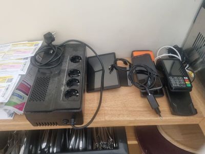 tout un tas d'appareils électroniques posés sur un bureau