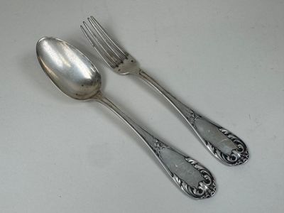 deux cuillères et une fourchette posées sur une table