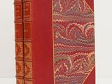 un livre rouge avec une bordure dorée et une couverture rouge