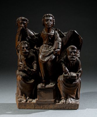une photo représentant une statue d'une femme assise sur un banc en compagnie de trois hommes