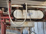 une tronçonneuse suspendue au plafond d'un immeuble