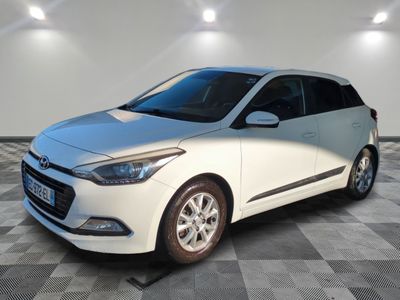 la voiture blanche est garée sur le sol à carreaux d'une pièce