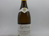 l'image d'une bouteille de vin posée sur une table