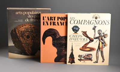 trois livres posés l'un à côté de l'autre sur une table