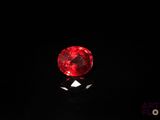 gros plan d'un diamant rouge sur une surface noire