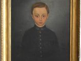 portrait d'un jeune garçon vêtu d'un manteau noir, dans un cadre doré