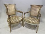paire de fauteuils français du XIXe siècle en bois sculpté, de style Louis XVI