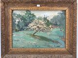 une peinture à l'huile représentant un arbre dans un champ, avec de l'herbe verte et des arbres en arrière-plan