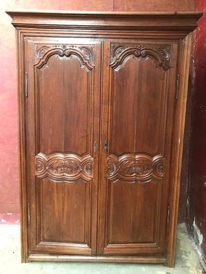 l'image d'une armoire en bois surmontée d'un miroir