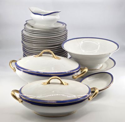 LIMOGES, porcelaine. Service de table à liseré bleu et or : …