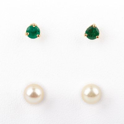 Deux paires de clous d'oreilles, émeraudes et perles de cult…