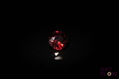 gros plan d'un diamant rouge sur une surface noire