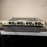 une photo en gros plan d'un processeur sonore posé sur une table