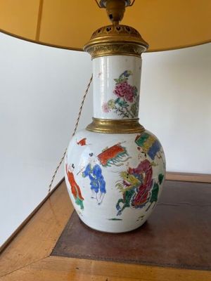 a lamp that is sitting on a table with a lamp shade on it