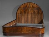 un lit ancien en bois avec une tête et un pied de lit incurvés