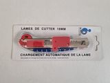 une image représentant un cutter rouge et bleu muni d'un manche rouge
