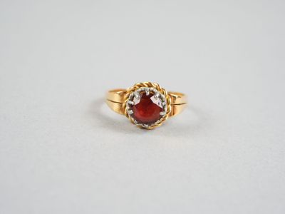 une bague en or sertie d'une garnétite au centre