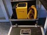 un étui noir avec un tuyau jaune, un étui noir avec un tuyau jaune, un étui noir avec un tuyau jaune et un étui noir avec un tuyau jaune