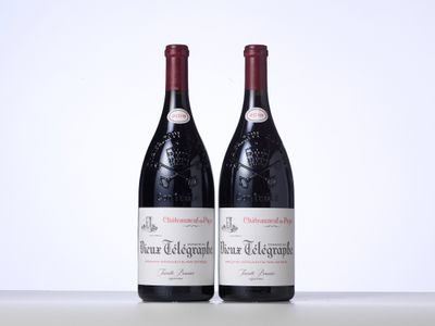 deux bouteilles de vin rouge posées l'une à côté de l'autre sur une table