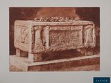 une vieille photo d'une tombe en pierre sur laquelle figure une inscription