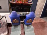 deux chaises bleues placées devant une console de jeux vidéo