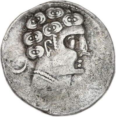Gros plan sur une pièce de monnaie en argent portant un visage de femme