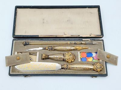 une boîte contenant un stylo, un couteau et d'autres objets