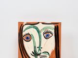 une image représentant un tableau représentant le visage d'une femme sur un fond blanc